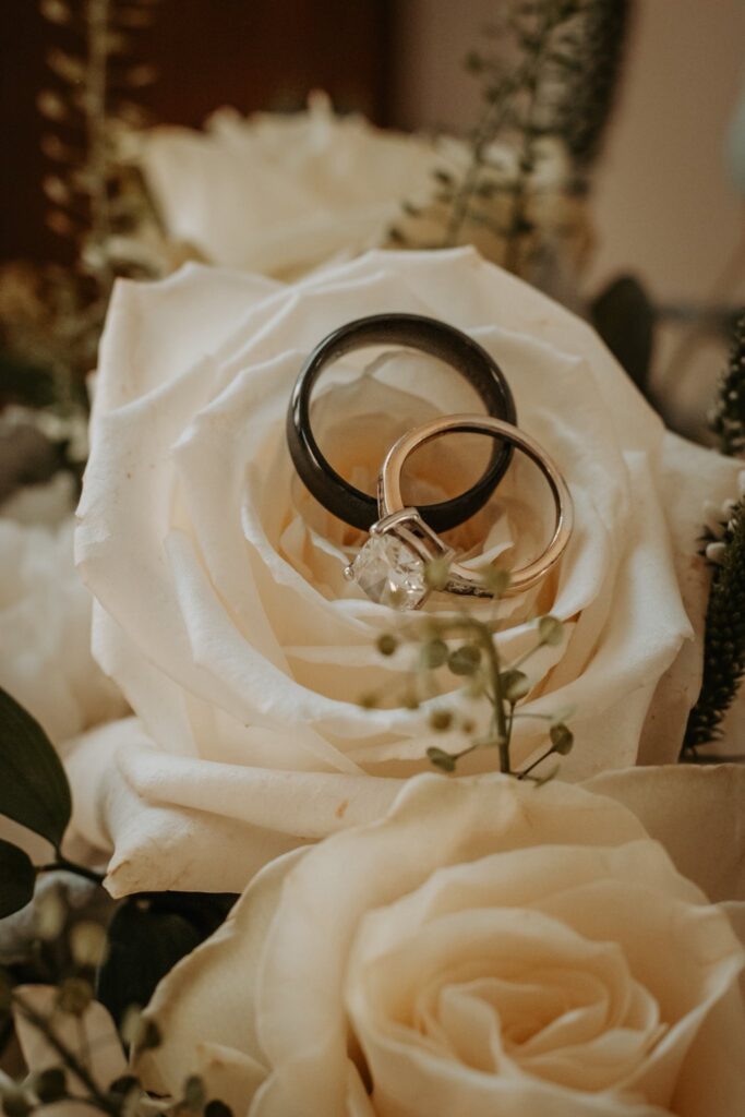 detail capturer of wedding rings on rose
